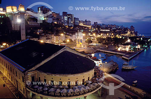  Elevador Lacerda ao fundo à esquerda e Mercado Modelo em primeiro plano ao entardecer - Cidade Baixa - Salvador - BA - Brasil

  A cidade é Patrimônio Mundial pela UNESCO desde 06-12-1985.  - Salvador - Bahia - Brasil