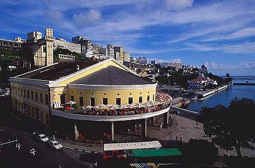  Elevador Lacerda ao fundo à esquerda e Mercado Modelo em primeiro plano ao entardecer - Cidade Baixa - Salvador - BA - Brasil

  A cidade é Patrimônio Mundial pela UNESCO desde 06-12-1985.  - Salvador - Bahia - Brasil