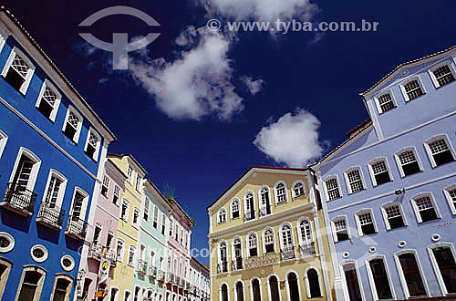  Casarios multicoloridos do Pelourinho e parte da Fundação Casa de Jorge Amado à direita (fachada de cor azul claro) - Salvador  - BA - Brasil 

  A cidade é Patrimônio Mundial pela UNESCO desde 06-12-1985.  - Salvador - Bahia - Brasil