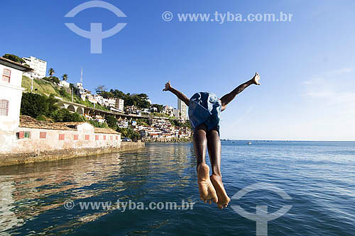  Homem pulando na água na Baía de Todos os Santos - Salvador - BA - Brasil  - Salvador - Bahia - Brasil