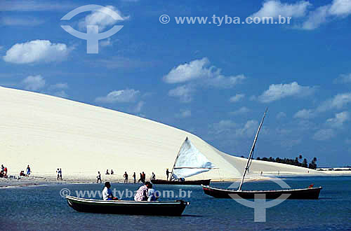  Jangadas e dunas em Jericoacoara - CE - Brasil. Dat: 2006  - Jijoca de Jericoacoara - Ceará - Brasil