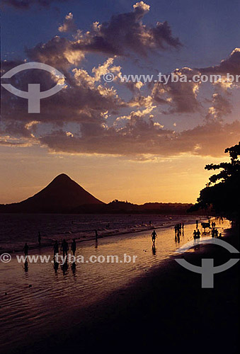  Silhueta de pessoas na Praia de Piúma ao entardecer com o Monte Aghá  ao fundo - ES - Brasil  - Piúma - Espírito Santo - Brasil