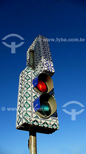  Sinal de Transito com decoração imitando azulejos portugueses, em São Luis do Maranhão - MA - Brasil Jun/2007  - São Luís - Maranhão - Brasil