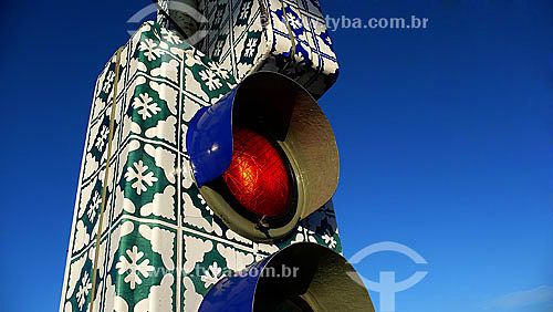  Sinal de Transito com decoração imitando azulejos portugueses, em São Luis do Maranhão - MA - Brasil Jun/2007  - São Luís - Maranhão - Brasil