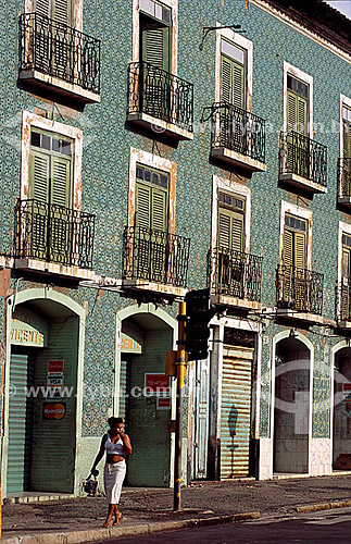  Mulher no centro histórico de São Luis  - MA - Brasil
 A cidade é Patrimônio Mundial pela UNESCO desde 04-12-1997 e o  conjunto arquitetônico e paisagístico da cidade é Patrimônio Histórico Nacional desde 13-03-1974.  - São Luís - Maranhão - Brasil