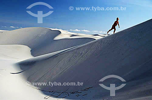  Mulher nas dunas de areia dos Lençóis Maranhenses - MA - Brasil  - Maranhão - Brasil