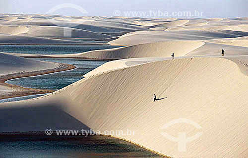  Pessoas nas dunas de areia dos Lençóis Maranhenses - MA - Brasil  - Maranhão - Brasil