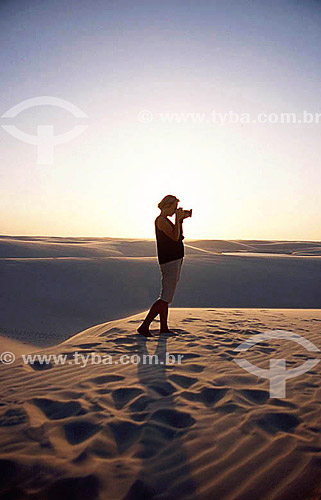  Mulher tirando foto nas dunas de areia dos Lençóis Maranhenses - MA - Brasil  - Maranhão - Brasil