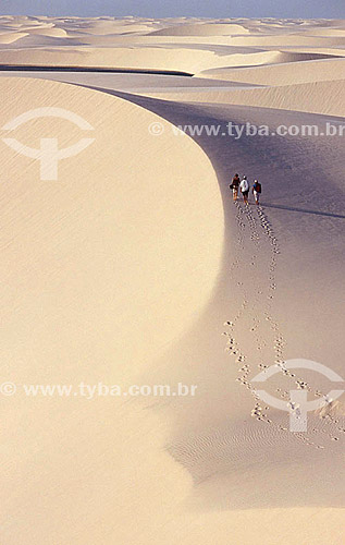  Pessoas caminhando nas dunas de areia dos Lençóis Maranhenses - MA - Brasil  - Maranhão - Brasil