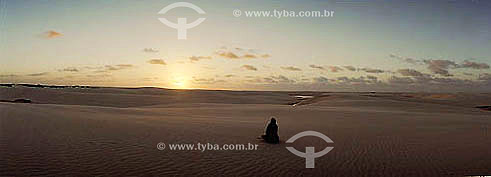  Turista observando o pôr-do-sol  próximo a Lagoa Azul - Lençóis Maranhenses - Maranhão - Brasil - Agosto 2004  - Maranhão - Brasil