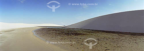  Lago sendo soterrado por uma duna movediça. (Próximo à Lagoa Bonita) Lençóis Maranhenses - Maranhão - Agosto 2004  - Maranhão - Brasil