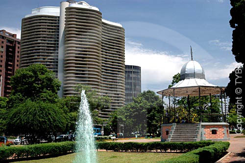  Praça da Liberdade com o Edifício Niemeyer à esquerda - Belo Horizonte - MG - Brasil
Data: Outubro de 2004




 