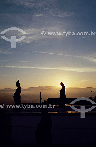  Vista do Adro da Santuário de Bom Jesus de Matosinhos com esculturas dos profetas de Aleijadinho (Antônio Francisco Lisboa)  - Congonhas do Campo - MG - Brasil

  A igreja é Patrimônio Mundial pela UNESCO desde 06-12-1985.  - Belo Horizonte - Minas Gerais - Brasil