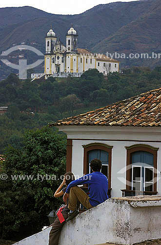  Casal de turistas olhando igreja -  Ouro Preto - Minas Gerais - Brasil

 A cidade de Ouro Preto é Patrimônio Mundial pela UNESCO desde 05-09-1980.  - Ouro Preto - Minas Gerais - Brasil