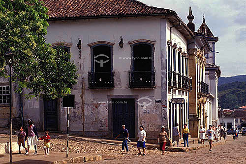  Pessoas nas ruas de Mariana, cidade do interior de Minas Gerais - Brasil

 O conjunto arquitetônico e urbanístico da cidade é Patrimônio Histórico Nacional desde 14-05-1938 e Mariana foi erigida em Monumento Nacional em 06-07-1945.  - Mariana - Minas Gerais - Brasil