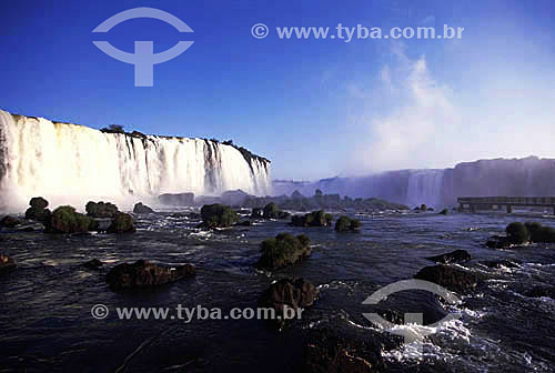  Garganta do Diabo, visto do lado brasileiro - Cataratas do Iguaçú - Parque Nacional de Iguaçú  - Foz do Iguaçú - PR - Brasil - fevereiro/2002

  O Parque Nacional do Iguaçu é Patrimônio Mundial pela UNESCO desde 28-11-1986.  - Foz do Iguaçu - Paraná - Brasil