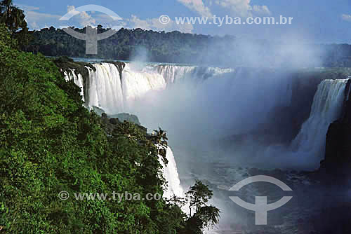  Garganta do Diabo, visto do lado brasileiro - Cataratas do Iguaçú - Parque Nacional de Iguaçú  - Foz do Iguaçú - PR - Brasil - Fevereiro 2002

  O Parque Nacional do Iguaçu é Patrimônio Mundial pela UNESCO desde 28-11-1986.  - Foz do Iguaçu - Paraná - Brasil