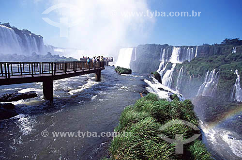  Passarela com turistas - Garganta do Diabo, visto do lado brasileiro - Cataratas do Iguaçú - Parque Nacional de Iguaçú  - Foz do Iguaçú - PR - Brasil - Fevereiro 2002

  O Parque Nacional do Iguaçu é Patrimônio Mundial pela UNESCO desde 28-11-1986.  - Foz do Iguaçu - Paraná - Brasil