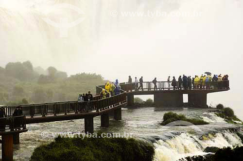  Turistas em mirante na Foz do Iguaçu - PR - Brasil  - Foz do Iguaçu - Paraná - Brasil