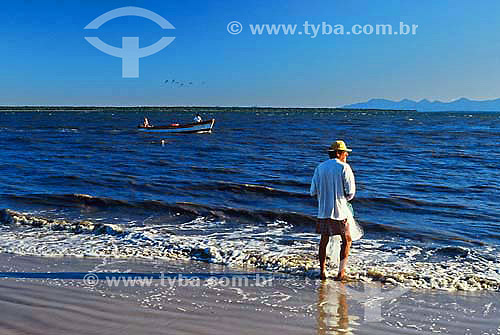  Pescador de chapéu e rede nas mãos no Parque Nacional de Superagüi - Paraná - Brasil - Maio 2001  - Guaraqueçaba - Paraná - Brasil