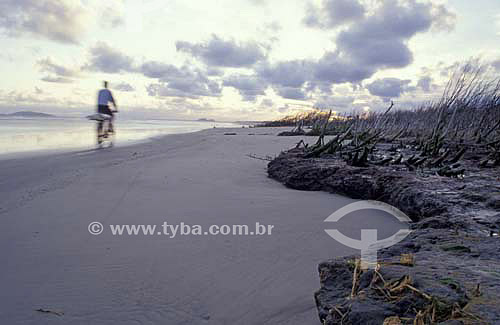  Homem sobre bicleta na praia - Parque Nacional de Superagüi - Paraná - Brasil - Novembro de 1999  - Guaraqueçaba - Paraná - Brasil