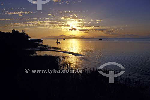  Silhueta de homem num barco - Pôr-do-sol no Parque Nacional de Superagüi - Paraná - Brasil - Maio de 2001  - Guaraqueçaba - Paraná - Brasil