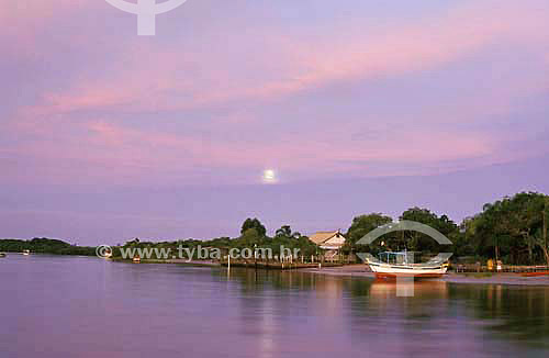  Barco no vilarejo ao pôr-do-sol  no Parque Nacional de Superagüi - Paraná - Brasil - Maio de 2001  - Guaraqueçaba - Paraná - Brasil