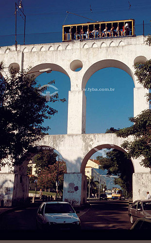  Bondinho passando sobre os Arcos da Lapa  no centro do Rio de Janeiro - RJ - Brasil / Data: 2009 