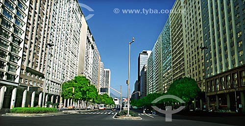  Vista panorâmica da Av. Presidente Vargas com seus prédios, árvores, postes de luz no canteiro central e avenidas duplas - Rio de Janeiro - RJ - Brasil





  - Rio de Janeiro - Rio de Janeiro - Brasil