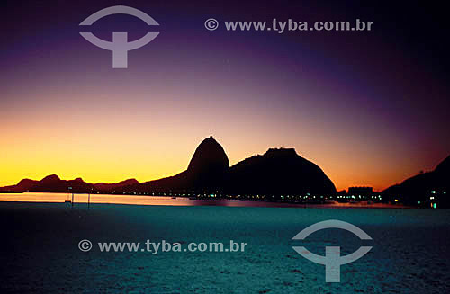  Amanhecer no Pão de Açúcar   visto da Enseada de Botafogo - Praia de Botafogo - Rio de Janeiro - RJ - Brasil

  é comum chamarmos de Pão de Açúcar, o conjunto da formação rochosa que inclui o Morro da Urca e o próprio Morro do Pão de Açúcar (o mais alto dos dois).  O conjunto rochoso é Patrimônio Histórico Nacional desde 08-08-1973.  - Rio de Janeiro - Rio de Janeiro - Brasil