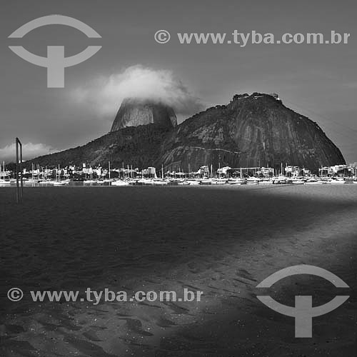  Pão de Açúcar  com nuvens visto da Praia de Botafogo - Rio de Janeiro - RJ - Brasil - obs.:foto digital   é comum chamarmos de Pão de Açúcar o conjunto da formação rochosa que inclui o Morro da Urca e o próprio Morro do Pão de Açúcar (o mais alto dos dois). O conjunto rochoso é Patrimônio Histórico Nacional desde 08-08-1973.  - Rio de Janeiro - Rio de Janeiro - Brasil