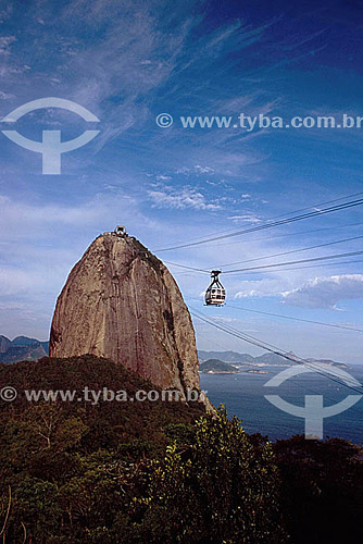  Bondinho do Pão de Açucar com vista da entrada da Baía de Guanabara ao fundo - Rio de Janeiro -  RJ - Brasil  - Rio de Janeiro - Rio de Janeiro - Brasil