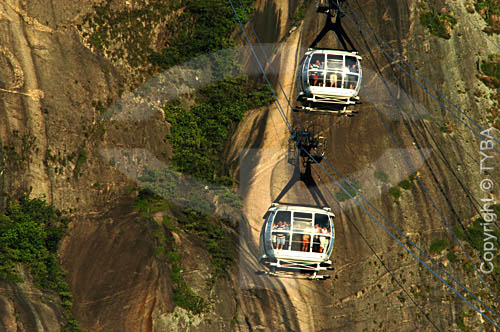  O bondinho do Pão de Açúcar  transportando turistas - Rio de Janeiro - RJ - Brasil

  Patrimônio Histórico Nacional desde 08-08-1973.

  - Rio de Janeiro - Rio de Janeiro - Brasil