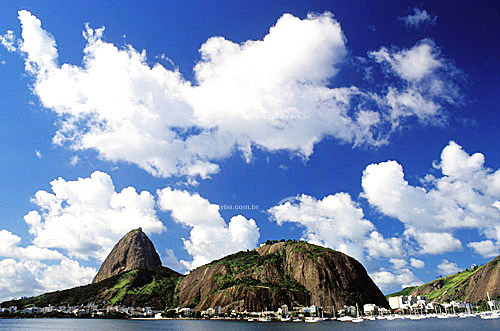  Pão-de-Açúcar  - Rio de Janeiro - RJ - Brasil / Data: 2002
  é comum chamarmos de Pão de Açúcar, o conjunto da formação rochosa que inclui o Morro da Urca e o próprio Morro do Pão de Açúcar (o mais alto dos dois). O conjunto rochoso é Patrimônio Histórico Nacional desde 08-08-1973. 