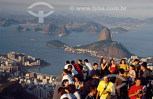  Turistas no mirante do Corcovado observando vista da Baía de Guanabara - Rio de Janeiro - RJ - Brasil  - Rio de Janeiro - Rio de Janeiro - Brasil