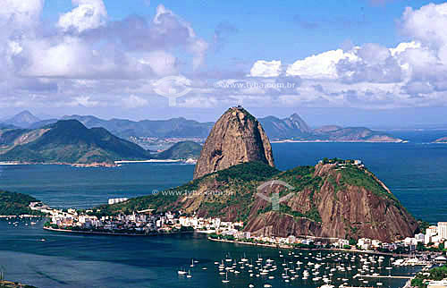  Pão de Açúcar   com Niterói ao fundo e enseada de Botafogo em primeiro plano - Rio de Janeiro - RJ - Brasil / Data: 06/1999

  é comum chamarmos de Pão de Açúcar, o conjunto da formação rochosa que inclui o Morro da Urca e o próprio Morro do Pão de Açúcar (o mais alto dos dois). O conjunto rochoso é Patrimônio Histórico Nacional desde 08-08-1973. 