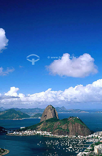  Pão de Açúcar   com Niterói ao fundo e Enseada de Botafogo em primeiro plano - Rio de Janeiro - RJ - Brasil / Data: 06/1999

  é comum chamarmos de Pão de Açúcar, o conjunto da formação rochosa que inclui o Morro da Urca e o próprio Morro do Pão de Açúcar (o mais alto dos dois). O conjunto rochoso é Patrimônio Histórico Nacional desde 08-08-1973. 