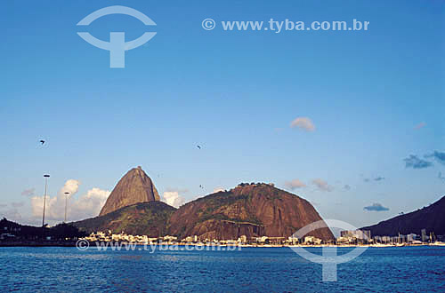  Pão de Açúcar - Rio de Janeiro - RJ - Brasil

  é comum chamarmos de Pão de Açúcar, o conjunto da formação rochosa que inclui o Morro da Urca e o próprio Morro do Pão de Açúcar (o mais alto dos dois). O conjunto rochoso é Patrimônio Histórico Nacional desde 08-08-1973.  - Rio de Janeiro - Rio de Janeiro - Brasil