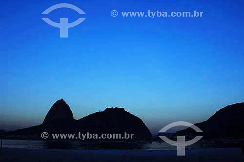  Silhueta do Pão de Açúcar  - Praia de Botafogo - Rio de Janeiro - RJ - Brasil - obs.:foto digital 

  é comum chamarmos de Pão de Açúcar o conjunto da formação rochosa que inclui o Morro da Urca e o próprio Morro do Pão de Açúcar (o mais alto dos dois). O conjunto rochoso é Patrimônio Histórico Nacional desde 08-08-1973.  - Rio de Janeiro - Rio de Janeiro - Brasil