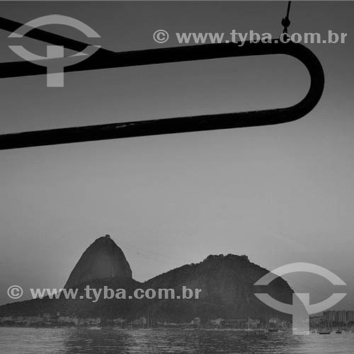  Pão de Açúcar  visto de Botafogo - Rio de Janeiro - RJ - Brasil - obs.:foto digital 

  é comum chamarmos de Pão de Açúcar o conjunto da formação rochosa que inclui o Morro da Urca e o próprio Morro do Pão de Açúcar (o mais alto dos dois). O conjunto rochoso é Patrimônio Histórico Nacional desde 08-08-1973.  - Rio de Janeiro - Rio de Janeiro - Brasil