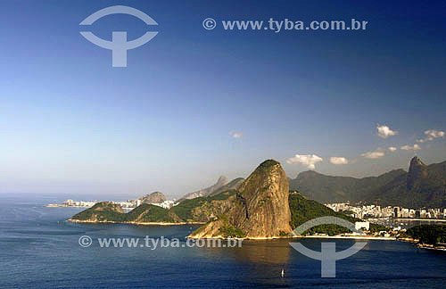  Entrada da Baía da Guanabara com o Pão de Açúcar  em primeiro plano e o Cristo Redentor sobre o Morro do Corcovado bem ao fundo - Rio de Janeiro - RJ - Brasil -   é comum chamarmos de Pão de Açúcar, o conjunto da formação rochosa que inclui o Morro da Urca e o próprio Morro do Pão de Açúcar (o mais alto dos dois). O conjunto rochoso é Patrimônio Histórico Nacional desde 08-08-1973.  - Rio de Janeiro - Rio de Janeiro - Brasil