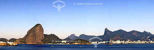  Entrada da Baía da Guanabara com o Pão de Açúcar  em primeiro plano e o Cristo Redentor sobre o Morro do Corcovado bem ao fundo - Rio de Janeiro - RJ - Brasil  é comum chamarmos de Pão de Açúcar, o conjunto da formação rochosa que inclui o Morro da Urca e o próprio Morro do Pão de Açúcar (o mais alto dos dois). O conjunto rochoso é Patrimônio Histórico Nacional desde 08-08-1973.  - Rio de Janeiro - Rio de Janeiro - Brasil