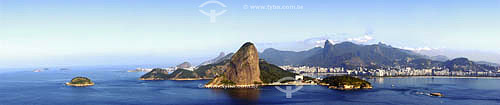  Entrada da Baía da Guanabara com o Pão de Açúcar  em primeiro plano e o Cristo Redentor sobre o Morro do Corcovado bem ao fundo - Rio de Janeiro - RJ - Brasil  é comum chamarmos de Pão de Açúcar, o conjunto da formação rochosa que inclui o Morro da Urca e o próprio Morro do Pão de Açúcar (o mais alto dos dois). O conjunto rochoso é Patrimônio Histórico Nacional desde 08-08-1973.  - Rio de Janeiro - Rio de Janeiro - Brasil