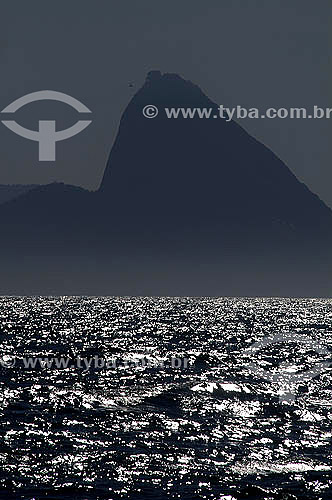  Silhueta do Pão de Açúcar   visto do mar - Rio de Janeiro - RJ - Brasil

   é comum chamarmos de Pão de Açúcar, o conjunto da formação rochosa que inclui o Morro da Urca e o próprio Morro do Pão de Açúcar (o mais alto dos dois). O conjunto rochoso é Patrimônio Histórico Nacional desde 08-08-1973.  - Rio de Janeiro - Rio de Janeiro - Brasil