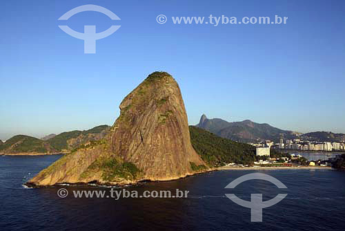  Vista aérea do Pão de Açúcar   com Zona Sul ao fundo - Rio de Janeiro - RJ - Brasil - Julho de 2006

  é comum chamarmos de Pão de Açúcar, o conjunto da formação rochosa que inclui o Morro da Urca e o próprio Morro do Pão de Açúcar (o mais alto dos dois). Esse conjunto rochoso é Patrimônio Histórico Nacional desde 08-08-1973.  - Rio de Janeiro - Rio de Janeiro - Brasil