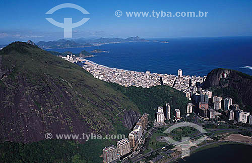  Vista aérea da Praia de Copacabana ao fundo com o Morro do Cantagalo e o Corte do Cantagalo  - Rio de Janeiro - Rio de Janeiro - Brasil