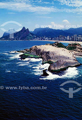  Pedra do Arpoador com Ipanema, Morro Dois Irmãos e  Pedra da Gávea   ao fundo - Rio de Janeiro - RJ - Brasil

  A Pedra da Gávea e o Morro Dois Irmãos são Patrimônios Históricos Nacionais desde 08-08-1973.  - Rio de Janeiro - Rio de Janeiro - Brasil