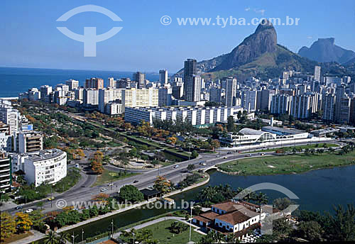  Vista aérea do Leblon com a Lagoa Rodrigo de Freitas em primeiro plano e o  Morro Dois Irmãos e Pedra da Gávea   ao fundo - Rio de Janeiro - RJ - Brasil

  A Pedra da Gávea e o Morro Dois Irmãos são Patrimônios Históricos Nacionais desde 08-08-1973.  - Rio de Janeiro - Rio de Janeiro - Brasil