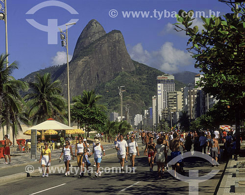  Lazer na Avenida Vieira Souto em Ipanema com Morro Dois Irmãos ao fundo - Rio de Janeiro - RJ - Brasil  - Rio de Janeiro - Rio de Janeiro - Brasil