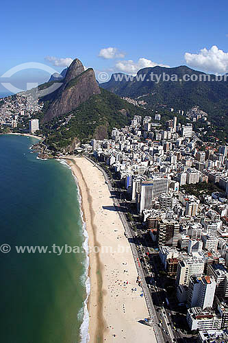  Vista aérea da praia e bairro do Leblon com o  Morro Dois Irmãos e Pedra da Gávea   ao fundo - Rio de Janeiro - RJ - Brasil - Julho 2005

  A Pedra da Gávea e o Morro Dois Irmãos são Patrimônios Históricos Nacionais desde 08-08-1973.  - Rio de Janeiro - Rio de Janeiro - Brasil